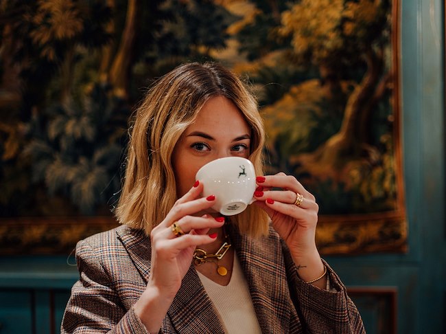 SERVIERT IN DER BAR IM HOTEL GOLDENER HIRSCH